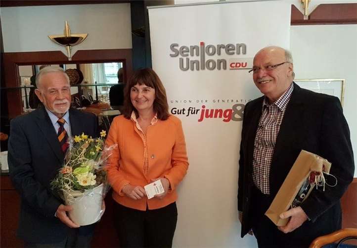 Dieter Lukas, Kreisvorsitzender der Senioren Union Ahrweiler und Stellvertreter Manfred Kolling überreichten Mechthild Heil MdB ein Blumenpräsent für ihren gelungenen Vortrag. Foto: privat