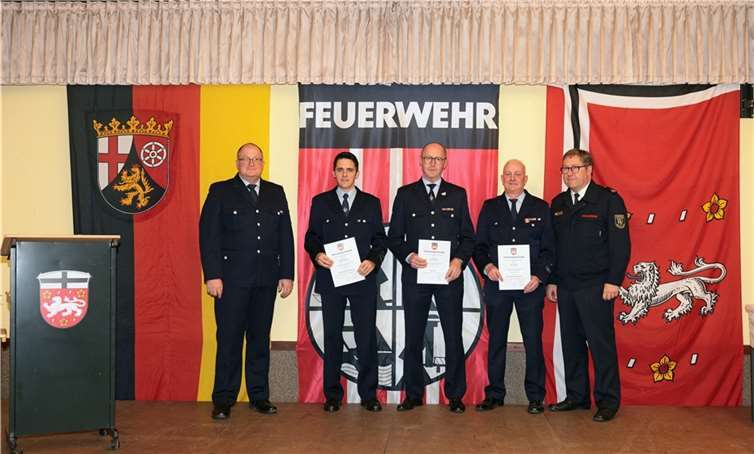 Dieter Merten (Mitte) wurde zum Wehrleiter bis Januar 2030 ernannt. Marco Romes (2.v.li.) und Bernd May (2.v.re.)sind seine beiden gleichberechtigten Stellvertreter. Foto: Werner Dreschers