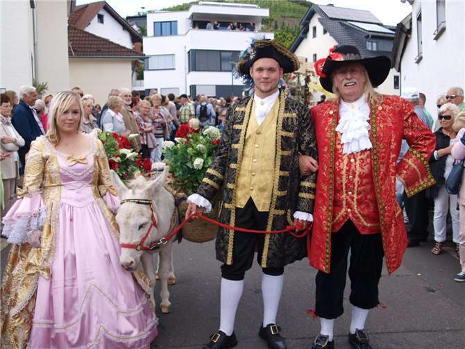 Dieter Meyer (r.) mit Eselin Verona beim Dernauer Winzerfestzug 2015.