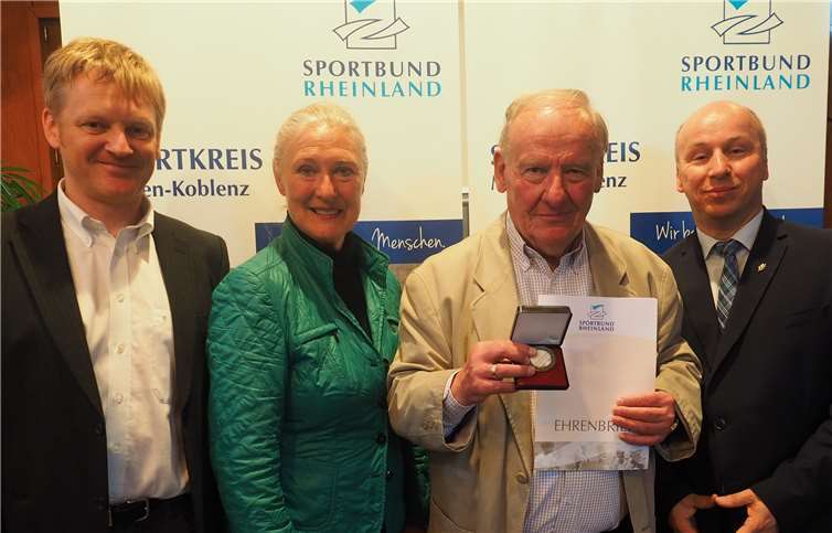 Dieter Müller (2.v.r) wurde von SBR-Präsidentin Monika Sauer mit dem Ehrenbrief des Sportbundes Rheinland ausgezeichnet. Zu den Gratulanten zählten auch der wiedergewählte Sportkreisvorsitzende Jens Boettiger (r.) und SBR-Geschäftsführer Martin Weinitschke.Foto: W. Höfer