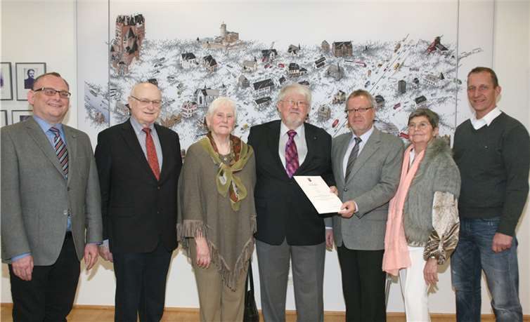 Dieter Müller (Mitte) erhielt die Dankurkunde von der Ministerpräsidentin - Zum Jubiläum gratulierten Schiedsmannskollegen Jürgen Endres (v.l.), Erich Scherhag, Ehefrau Hiltrud, Amtsgerichtsdirektor Bernd Schmickler, Bezirksvorsitzende Edeltraud Heyl und Bürgermeister Maximilian Mumm.WE