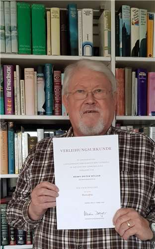 Dieter Müller mit seiner Urkunde. Foto: privat