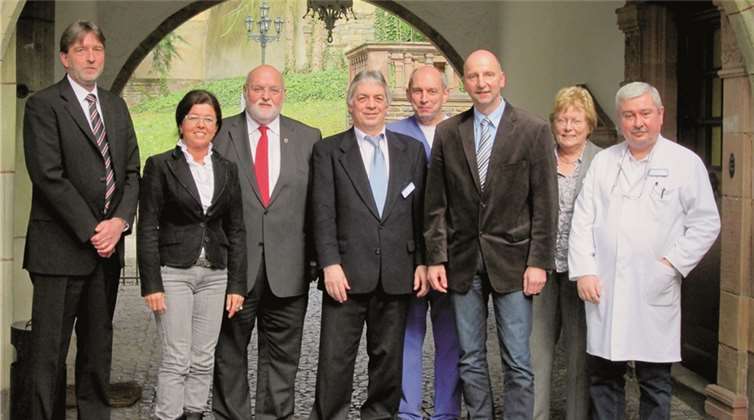 Dieter Necker (v.l.), Dagmar Meder, Dieter Klöckner, Ulrich Lebrecht, Gerd Büsch, Peter Stäblein, Marlies Kirberger und Dr. Raimund Weber führten sehr lebhafte Gespräche. privat