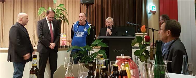 Dieter Nicolay wurde für seinen vielfältigen Einsatz rund um die SpVgg Cochem mit den DFB-Ehrenamtspreis auf Kreisebene ausgezeichnet.  privat