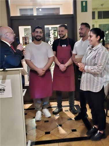 Dieter Ohm bedankt sich beim Team des „La Campana“ für das gelungene Gastmahl. Foto: privat