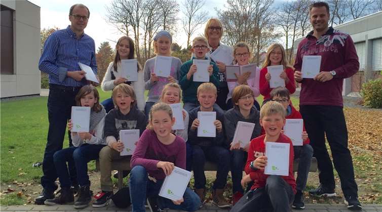 Dieter Roch (li.) und sein Nachfolger Stefan Bernstädt übergeben mit Schulleiterin Martina Backmann die Hausaufgabenhefte an die Fünftklässler.  IGS Pellenz