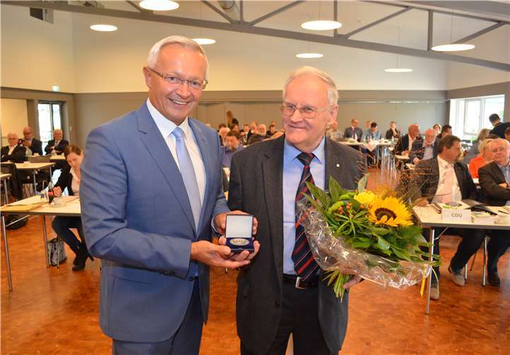Dieter Sander (rechts), wurde als langjähriges Mitglied des Kreistages von Landrat Achim Hallerbach auf eigenen Wunsch verabschiedet. Privat