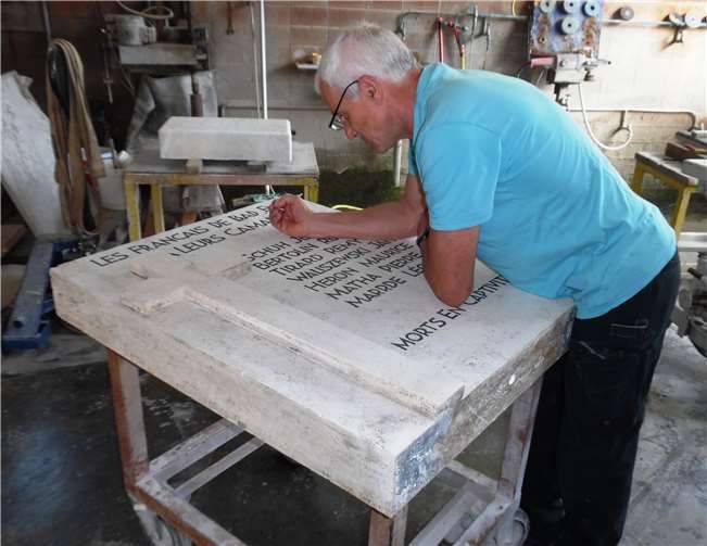 Dieter Scherer vom Steinmetzbetrieb Spornhauer bei der Restaurierung des Gedenksteins. Fotos: Bürgerstiftung Bad Ems