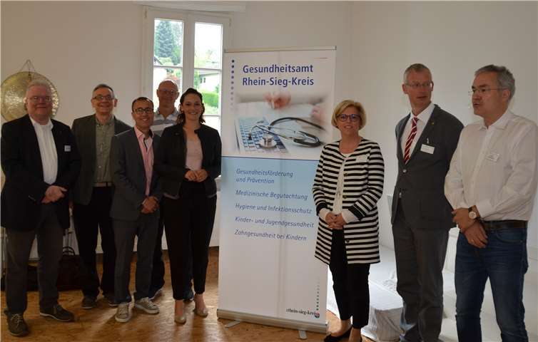 Dieter Schmitz (3.v.l.), Bürgermeisterin Nicole Sander (4.v.l.), Dr. Rainer Meilicke (2.v.r.), und Dr. Klaus Weckbecker, stellvertretender Direktor des Institutes für Hausarztmedizin der Universität Bonn(1.v.r.) gemeinsam mit den Referierenden des Fachtages.privat