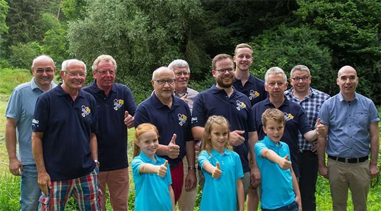 Dieter Schmitz (Prinzenführer - v.li.), Robert Janke (Adjutant), Konrad Hecken (Adjutant), Guido Job (Prinz in Lauerstellung), Winfried Lotzmann (Beigeordneter VG), Tobias Harzmann (Adjutant), Christian Feltens (Adjutant), Achim Zemke (Adjutant), Dietmar Walter (1. Vorsitzender), Thomas Gollos (2. Vorsitzender), davor das Kinderprinzessinnen Team mit Leonie Carmona, Kinderprinzessin Nele Muthers und ihr Bruder Jonas. Dietmar Walter