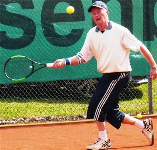 Dieter Schreiber (TC Strassenhaus) musste sich nach hartem Kampf im Einzel erneut geschlagen geben. Foto: Dietrich Rockenfeller