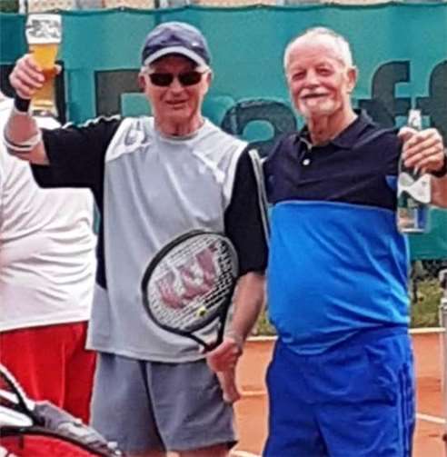 Dieter Schreiber und Willi Gutauskas gewannen ihr letztes Doppelspiel der Medensaison mit 7:5 und 6:4 gegen das Team des TC Schenkelberg-Hartenfels und feierten nicht nur ihren Sieg, sondern auch den Gewinn der Meisterschaft 2021, Foto: TC Straßenhaus