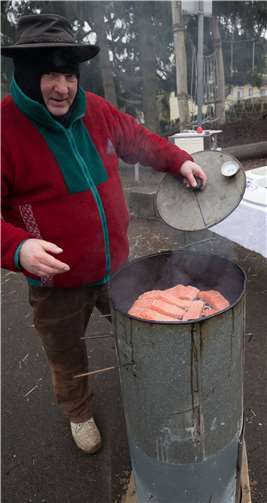 Dieter Schroeder zeigt mit seinem selbstgebauten Ofen die Kunst des Räucherns.