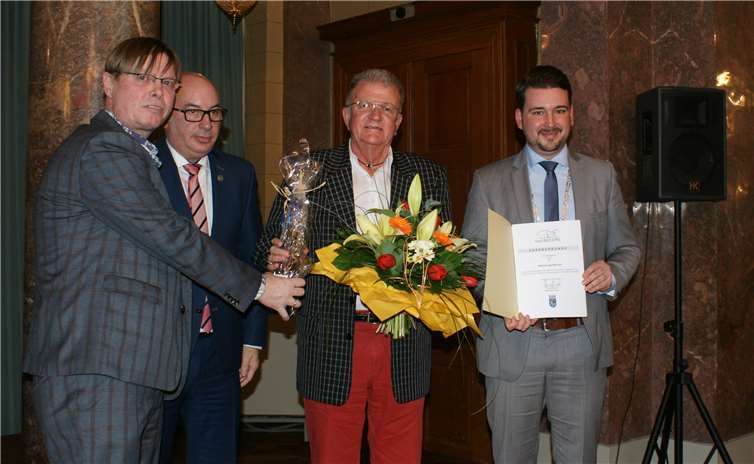 Dieter Schweikard wurde für die Arbeitsgemeinschaft Bad Ems der Deutschen Rheuma-Liga geehrt.