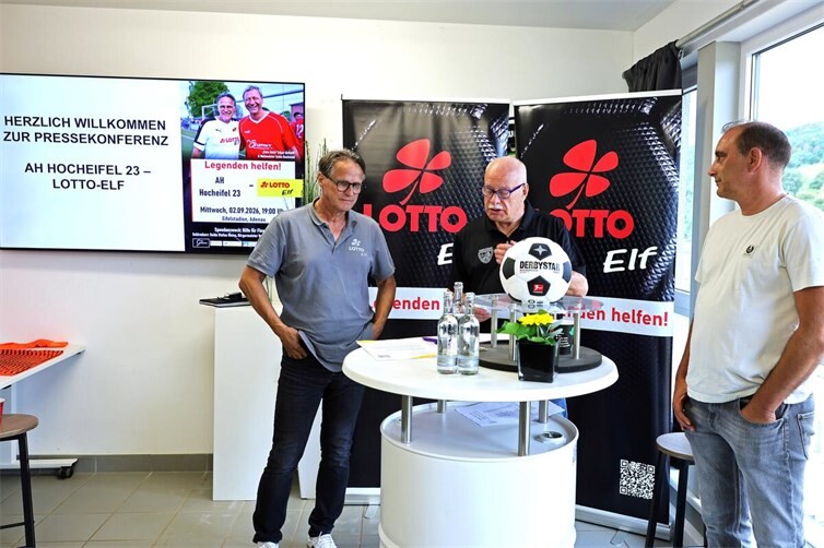 Dieter Sesterheim (Mi.), Kreisvorstand Fußballverband Rheinland und Geschäftsführer der „Stiftung Fußball hilft“ befürwortet ausdrücklich die großartige Initiative