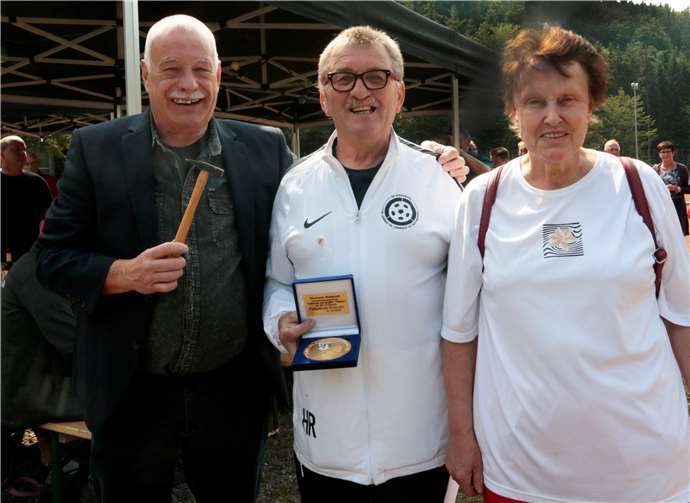 Dieter Sesterheim, Vorsitzender des Fußballkreises Rhein/Ahr (links), zeichnete Hermann Retterath (Mitte) für seine Ehrenamtliche Tätigkeit aus.Foto: 