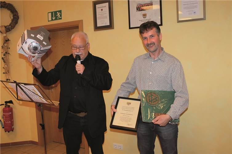 Dieter Sesterheim (links) hatte neben den besten Wünschen des Fußballverbandes Rheinland und des Fußballkreises Rhein-Ahr auch noch Urkunden und Ballgeschenke zum Jubiläumsfest mitgebracht.