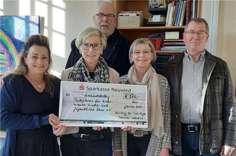 Dieter Thran und Karl Faßbender überbrachten die Spende im Namen des Musikzugs. Foto: privat