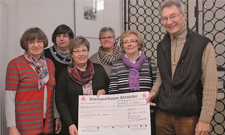 Dieter Trojahn (r.) und Brigitte Skiba (l.) vom Vorstand Markt für Leib und Seele nehmen den Scheck von über 350 Euro von der Frauengemeinschaft Hönningen-Liers gerne entgegen.SES