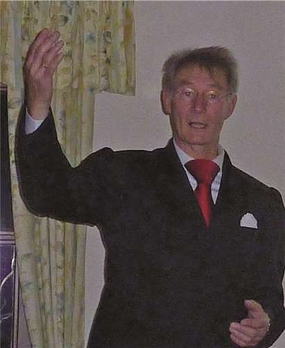 Dieter Trojahn vortragend. privat