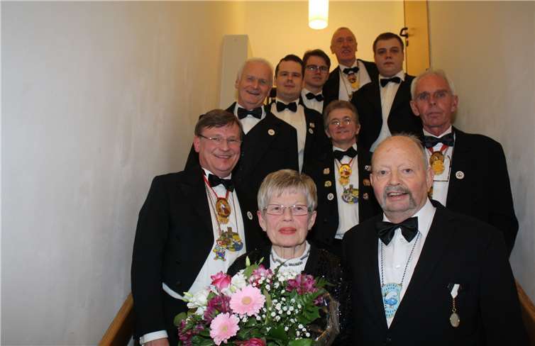 Dieter Weber wurde wegen seiner langjährigen Verdienstefür den Karneval zum „Ehrenrentner“ der Rentnerband ernannt. Fotos: -TE-