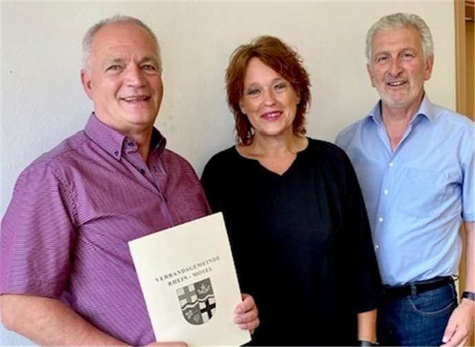 Dieter Weinand, Personalratsvorsitzende Anja Görres, Bruno Seibeld (v. li.) bei der Verabschiedung im kleinen Kreis. Foto: VG Rhein-Mosel