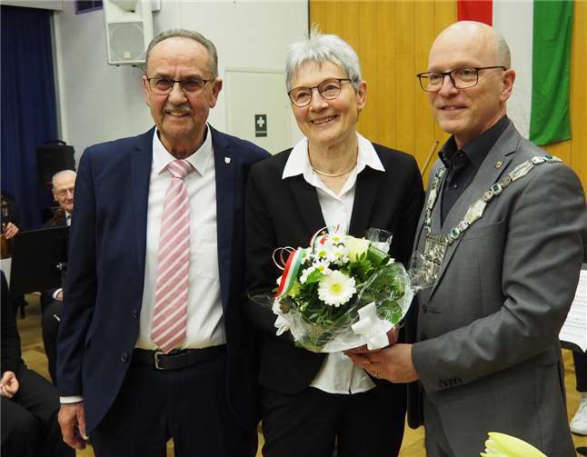 Dieter Winkel mit seiner Ehrfrau Hannelore und OB Dirk Meid.