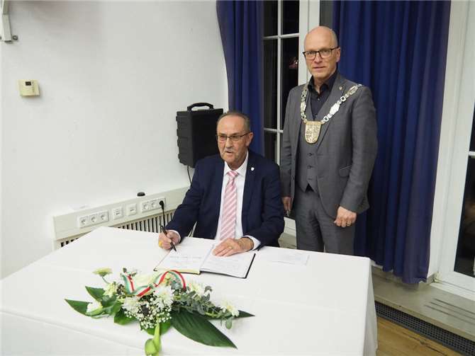 Dieter Winkel trug sich im Beisein von Oberbürgermeister Dirk Meid in das Goldene Buch der Stadt Mayen ein.