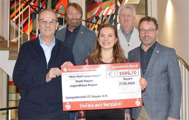 Informations- und Technologie- Club Mayen e.V. übergibt Spendenscheck an städtisches Jugendhaus Dieter Winkel (v.l.) vom ITC, Karl-Erich Lassau, Nadine Wiesinger, Jürgen Bous und Oberbürgermeister Wolfgang Treis. Foto: Bernd Wollenweber/Stadt Mayen