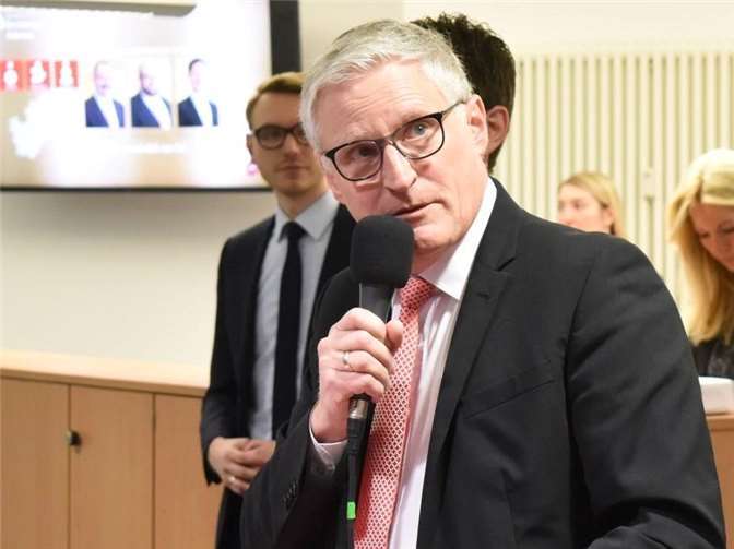 Dieter Zimmermann, Vorsitzender des Vorstands der Kreissparkasse Ahrweiler, stellt in Adenau den Anwesenden das neue Betreuungskonzept der Kreissparkasse Ahrweiler vor.Kreissparkasse Ahrweiler