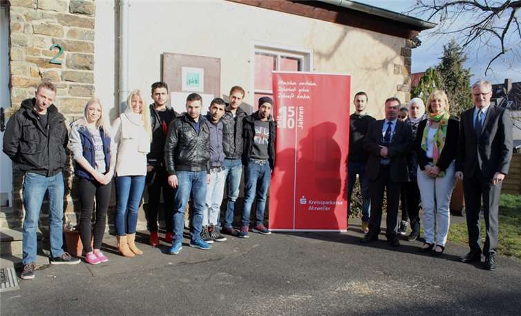 Dieter Zimmermann, Vorstandsvorsitzender der KSK Ahrweiler, Friedhelm Münch (Vorstandsvorsitzender JHV) und Petra Radermacher (Geschäftsführerin JHV) mit Teilnehmern der „Fit für den Job“ - Projekte.DU