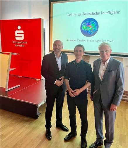 Dieter Zimmermann, Vorstandsvorsitzender der Kreissparkasse Ahrweiler, und Guido Mombauer, Vorstandsmitglied der Kreissparkasse Ahrweiler, freuen sich über die gelungene Vortragsveranstaltung von Dr. Henning Beck.