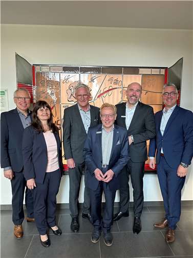Dieter Zimmermann, Vorstandsvorsitzender (h.m.), Guido Mombauer, Vorstandsmitglied (2.v.r.) sowie die Verhinderungsstellvertreter Achim Gemein, Bereichsleitung Unternehmenssteuerung (l.), Gabriele Aßmann, Bereichsleiterin Marktfolge Kredit (2.v.l.) und Michael Jünger, Bereichsleiter Firmen- und Immobilienkunden (r.) verabschiedeten Günter Witsch, Bereichsleiter Organisation (v.m.) in den Ruhestand. Foto: Kreissparkasse Ahrweiler