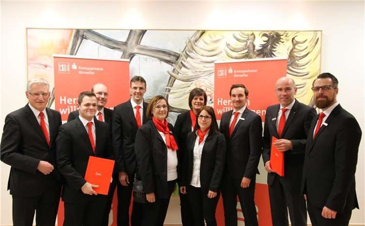 Dieter Zimmermann (l.), Guido Mombauer (2.v.r.) und Michael Bick (r.) gratulierten den sieben neuen Versicherungsfachleuten zur bestandenen Prüfung. KSKL Ahrweiler