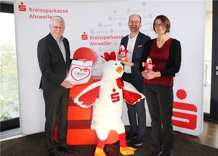 Dieter Zimmermann (l.), Vorstandsvorsitzender der Kreissparkasse Ahrweiler, Christine Kläser (r.), Geschäftsführerin der Familienbildungsstätte Bad Neuenahr-Ahrweiler und Rolf Eberle, stellvertretender Bereichsleiter der Firmen- und Immobilienkunden der Kreissparkasse Ahrweiler und Vorstandsmitglied der Familienbildungsstätte freuen sich über die Verlängerung des Projekts „Familien-Zeit“.  Foto: Marco Seydel, Kreissparkasse Ahrweiler