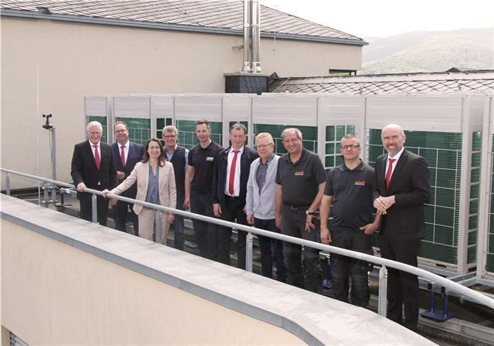 Dieter Zimmermann (l.) und Guido Mombauer (r.) freuten sich gemeinsam mit Landrätin Cornelia Weigand (3.v.l.) sowie den beteiligen Akteuren des Planungsbüro Blechschmidt, von Berndt Kältetechnik und Gross Heizungsbau sowie weiteren beteiligten Kollegen der Kreissparkasse Ahrweiler über die Installation des neuen energetischen Konzepts. Foto: Marco Seydel - Kreissparkasse Ahrweiler