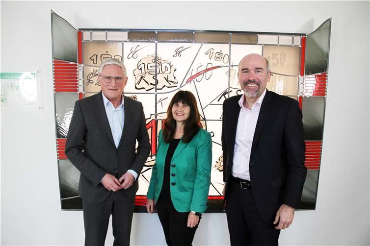 Dieter Zimmermann (l.) und Guido Mombauer (r.) gratulierten Gabriele Aßmann zur Berufung zur Verhinderungsstellvertreterin des Vorstandes der Kreissparkasse Ahrweiler.  Foto: Marco Seydel – Kreissparkasse Ahrweiler