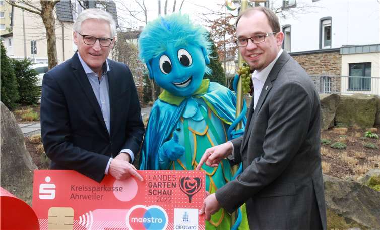 Dieter Zimmermann (l.) und Jörn Kampmann (r.) präsentieren gemeinsam mit Ahrvin das neue der Design der künftigen C-Karten. Foto: Kreissparkasse Ahrweiler