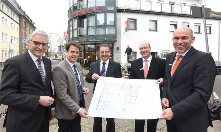 Dieter Zimmermann (li.) und Guido Mombauer (re.) ließen sich gemeinsam mit Beratungs-Center-Leiter Frank Kremer (2.v.re.) und Remagens Ortsvorsteher Walter Köbbing (Mitte) von Thomas Sebastian (2.v.li.) die neuen Umbau- und Renovierungspläne vorstellen.Privat