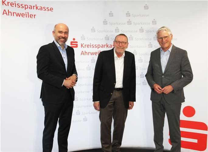 Dieter Zimmermann (r.), Landesobmann der rheinlandpfälzischen Sparkassen und Vorstandsvorsitzender der Kreissparkasse Ahrweiler, und Guido Mombauer (l.), Vorstandsmitglied der Kreissparkasse Ahrweiler, freuten sich über den Besuch von Helmut Schleweis (Mitte), Präsident des Deutschen Sparkassen- und Giroverbandes (DSGV) im Ahrtal.  Foto: Kreissparkasse Ahrweiler