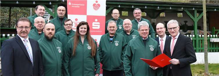 Dieter Zimmermann (r.), Vorsitzender des Vorstandes der Kreissparkasse Ahrweiler, und Frank Kremer (2. v. r.), Leiter des Sparkassen-Beratungs-Center Remagen, überbrachten im Beisein des amtierenden Ortsvorstehers Walter Köbbing (l.) Wolfgang Strang (3. v. r.), Präsident der St. Sebastianus Schützengesellschaft Remagen e. V., die erfreuliche Botschaft über die Förderung der Sparkasse in Höhe von 3.500 Euro zur Durchführung der geplanten Bauvorhaben.Martin Gausmann