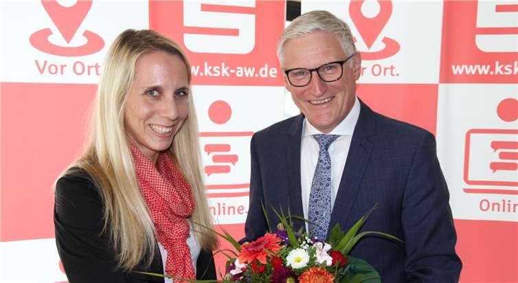 Dieter Zimmermann (r.), Vorstandsvorsitzender der Kreissparkasse Ahrweiler, gratuliert Laura Adams (l.) zum erfolgreichen Studien-Abschluss. privat