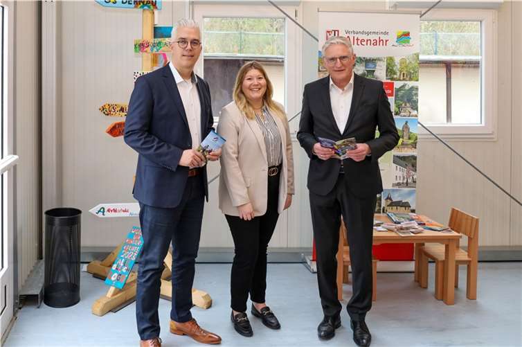 Dieter Zimmermann (re.), Vorstandsvorsitzender der KSK Ahrweiler, informierte sich bei Stefanie Ley (Mitte), der neuen Mitarbeiterin für den Tourismus in der Verbandsgemeinde Altenahr, über den aktuellen Stand des Wiederaufbaus des Tourismus. Bürgermeister Gieler bedankte sich für die finanzielle Anschubunterstützung bei der Kreissparkasse.  Foto:Thorsten Trütgen / VG Altenahr