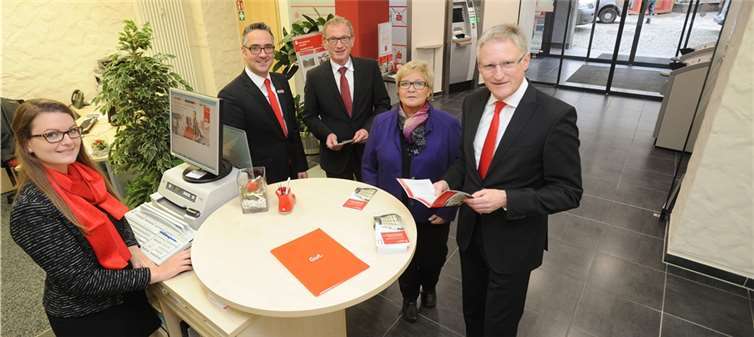 Dieter Zimmermann (rechts), Vorstandsvorsitzender der Kreissparkasse Ahrweiler (KSK), Michael Jünger (2.v.l.), Leiter Privatkunden KSK Ahrweiler, Guido Orthen (3.v.l.), Bürgermeister der Stadt Bad Neuenahr-Ahrweiler und Monika Busch (2.v.r.), stellvertretende Ortsvorsteherin von Ahrweiler verschaffen sich ein Bild von der wieder eröffneten Sparkassen-Filiale am Ahrweiler-Markt. KSK Ahrweiler