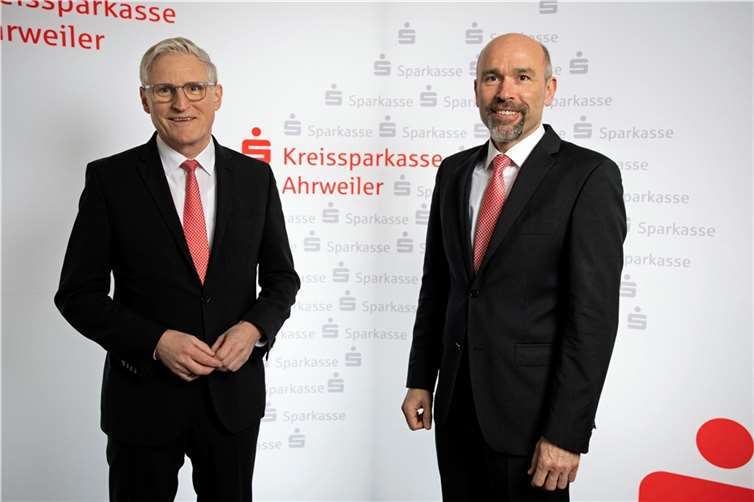 Dieter Zimmermann und Guido Mobauer vom Vorstand der Kreissparkasse Ahrweiler ziehen eine positive Bilanz des Geschäftsjahres 2022. Foto: Kreissparkasse Ahrweiler/Christian Lipowski