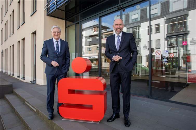 Dieter Zimmermann und Guido Mombauer.  Foto: Kreissparkasse Ahrweiler/Marco Seydel