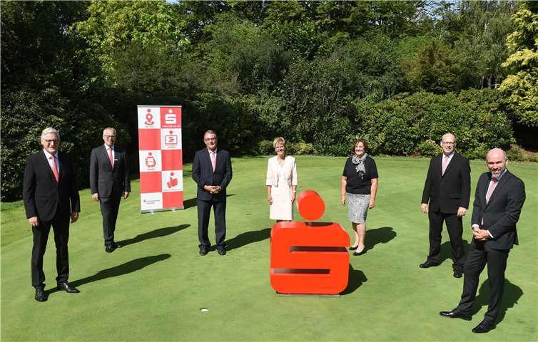 Dieter Zimmermann und Guido Mombauer (r.), Vorstand der Kreissparkasse Ahrweiler, gratulieren gemeinsam mit dem Personalchef Achim Gemein (2.v.l.) und dem Vorsitzenden des Personalrates Benno Balasus (2.v.r.) den Mitarbeitern zu ihren 40-jährigen Dienstjubiläen. Foto: Martin Gausmann