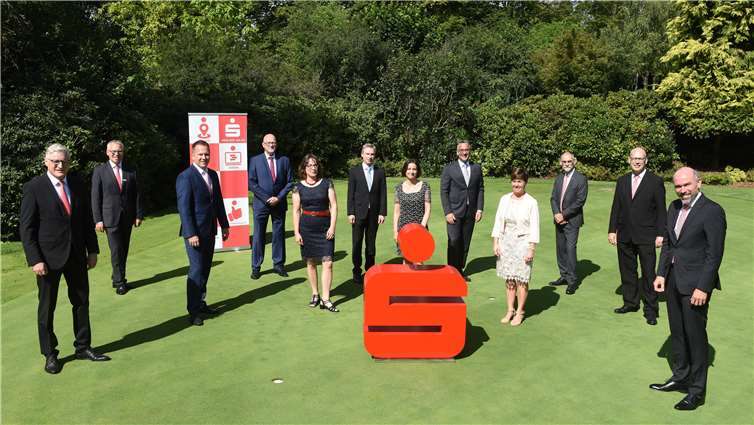 Dieter Zimmermann und Guido Mombauer (r.), Vorstand der Kreissparkasse Ahrweiler, gratulieren gemeinsam mit dem Personalchef Achim Gemein (2.v.l.) und dem Vorsitzenden des Personalrates Benno Balasus (2.v.r.) den Mitarbeiterinnen und Mitarbeitern zu ihren 25- und 40-jährigen Dienstjubiläen. Foto: privat