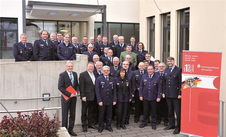Dieter Zimmermann und Landrat Dr. Jürgen Pföhler begrüßten kürzlich die Vertreter der rheinland-pfälzischen Kreisfeuerwehrverbände in der Kreissparkasse Ahrweiler.privat