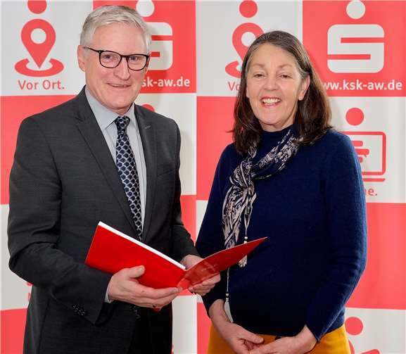 Dieter Zimmermann und Maria Magdalena Saltzmann bei der Übergabe des Schecks.Foto: KG